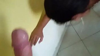 Sexo oral menina chupando rola do pai