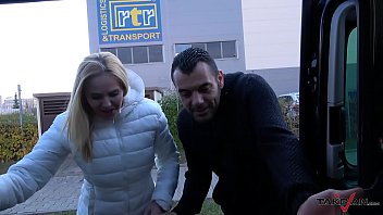 Sexo quente-taxi fake batendo siririca enquanto ele soca