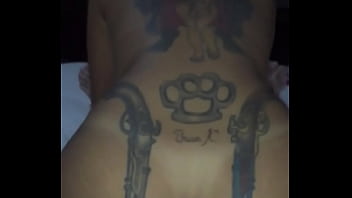 Morena sexo anal com.tatuagem.no.meio.do.peito