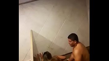 Sexo escondido no banheiro da madrastao