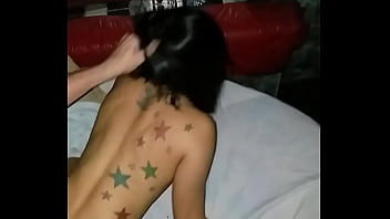 Loirinha tatuada de quatro sexo caseiro