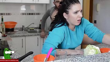 Doméstica cozinhando sexo