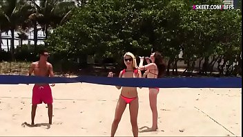 Sexo grupal em praia