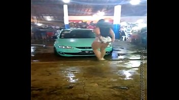 Mulheres bundudas lavando carro bem sex