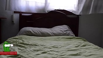 Sexo com a vizinha no sofá enquanto sua mulher dorme