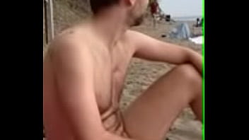 Flagra sexo gay na praia de nudismo