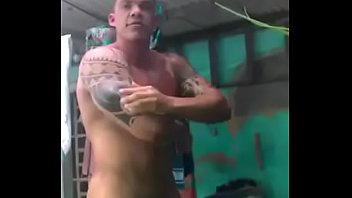 Gravando o pai tomando banho sex gay