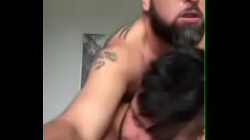 Sexo gay entre ursos peludos e tatuados