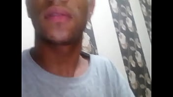 Homem sofrendo gritando na rola do dotado sexo gay