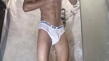 Sexo mamando amigo de cueca branca gay