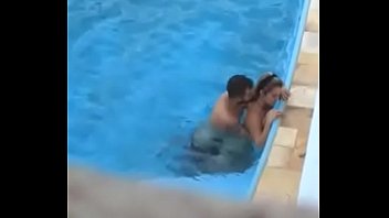 Assistir pênis ereto e sexo na piscina