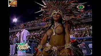 Mulher pera sem tapa sexo no carnaval