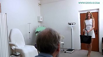 Ginecologista comendo a paciente sexo