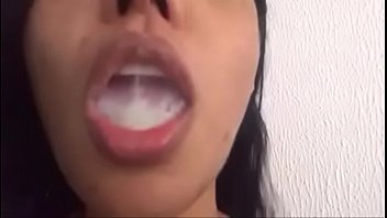 Video de sexo mulher engolindo porra forcada