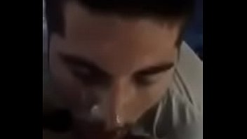 Sexo gay chupando o sarado na massagem
