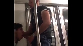 Sexo gay amador encoxando no metrô