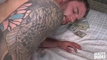 Sexo gay hetero mamando por dinheiro