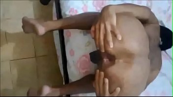 Video gay utilizando boneco de sexo