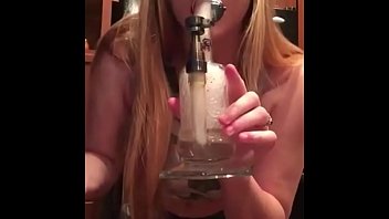 Menina fazendo sexo fumando