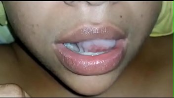 Video sexo oral e engolindo porra quente