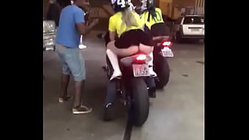 Adesivo malhando anando de moto fazendo sexo