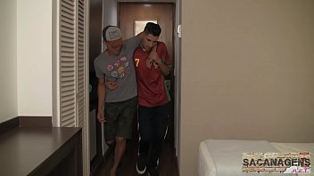 Sexo gay fudendo com amigo de quarto