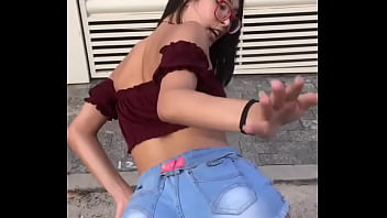 Video de sexo com novinha rebolando de shortinho