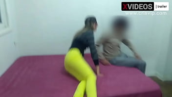 Casais na orgia em jogo de sexo