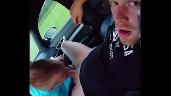 Sexo oral no carro gay