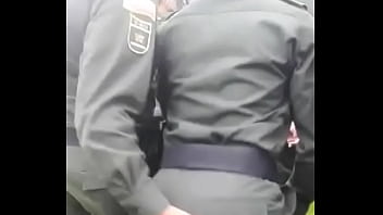 Sexo gay com policial militar