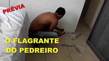 Sexo gay amador brasileiro fudendo com o pedreiro na construção