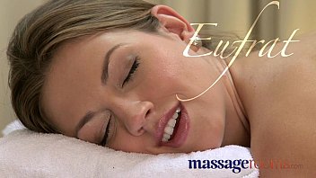 Massagem relaxante termina em sexo excitante