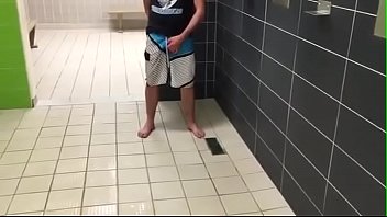 Tres gays no banheiro da piscina fazendo sexo