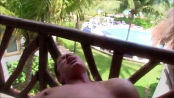 Ator fazendo sexo na varanda de hotel