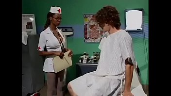Enfermeira fazendo sexo oral no paciente internado