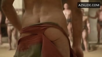 Ator galã faz cena de sexo gay