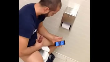 Flagra de sexo gay em banheiro