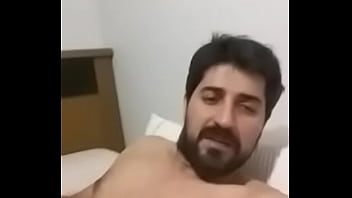 Homens de barba fazendo sexo gay