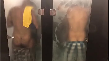 Flagras de gays fazendo sexo no banheiro