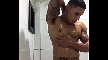 Novinho gay fz sexo no banheiro