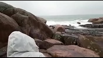 Flagra namorados fazendo sexo nas pedras da praia a noite