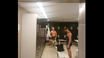 Homens no vestiario banho sex