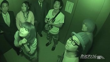 Japonesa no elevador sex