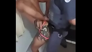 Sexo policia dedada gay amador