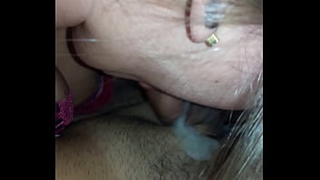 Mulher fazendo sexo oral garganta profunda