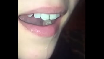 Mulher sexo oral gozando na boca