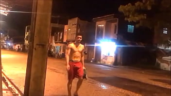 Pau duro saindo pela bermuda sexo gay