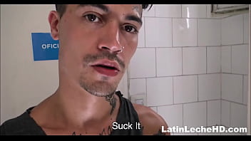 Sexo gay amador em banheiro