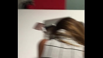 Menina faz video na sala fazendo sexo