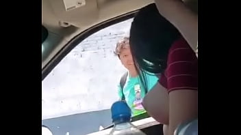 Cara filma casal fazendo sexo na rua dentro do carro